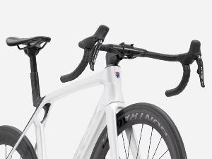 Vélo Route TREK Madone SL 6 8e Gen. Gloss Crystal White Matte Deep Smoke