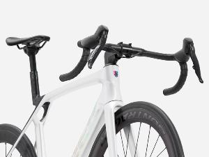 Vélo Route TREK Madone SL 6 AXS 8e Gen. Gloss Crystal White Matte Deep Smoke