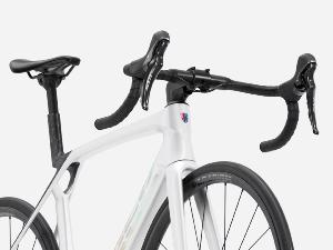 Vélo Route TREK Madone SL 5 8e Gen. Gloss Crystal White/Matte Deep Smoke